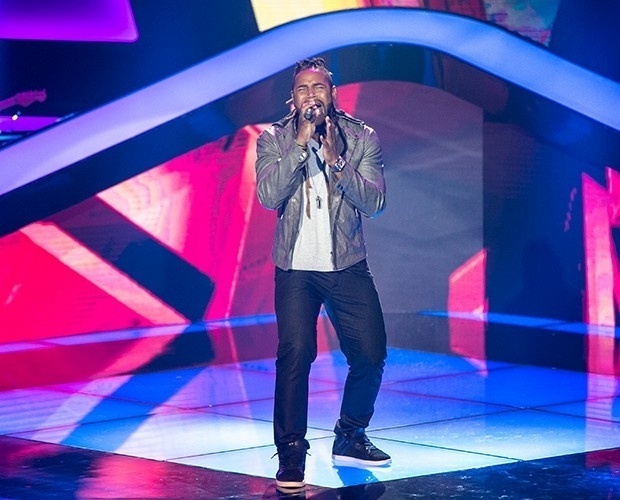25.set.2014 - Amarildo Fire sobe ao palco do "The Voice Brasil" e canta a música "Tantinho", de autoria de Carlinhos Brown, o mesmo que o escolheu na noite desta quinta-feira
