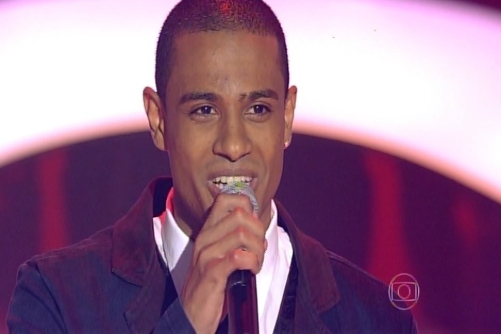 25.set.2014 - Romero Ribeiro fica emocionado ao ser escolhido por Carlinhos Brown e conquista uma vaga no "The Voice Brasil" desta quinta-feira