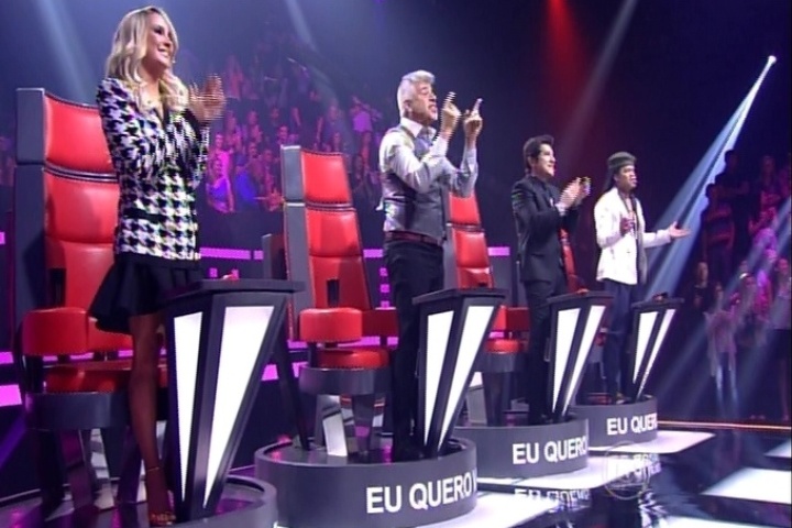 25.set.2014 - Unânimes, jurados do "The Voice Brasil" ovacionam a dupla mineira Danilo Reis e Rafael que cantou "Sinônimos", de Zé Ramalho