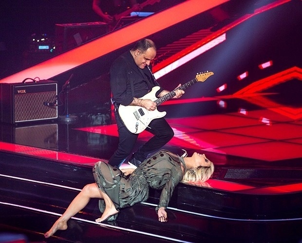 25.set.2014 - Claudia Leitte se apresenta no palco do "The Voice Brasil" e canta o blues "It Hurt So Bad", da cantora norte-americana Susan Tedeschi