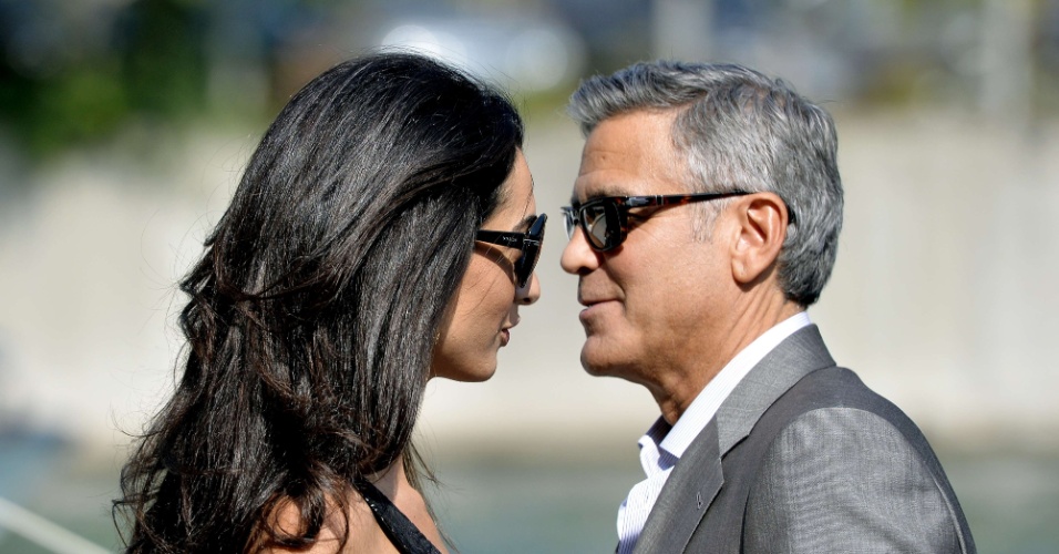 26.set.2014 - George Clooney e Amal Alamuddin chegam em Veneza, na Itália, para seu casamento. Os dois se casarão neste sábado