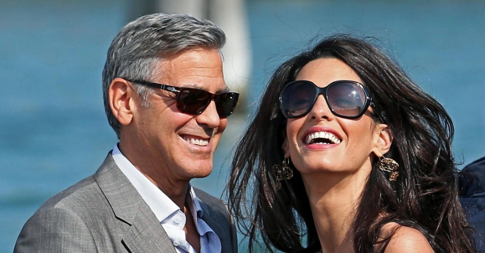 26.set.2014 - George Clooney e Amal Alamuddin chegam em Veneza, na Itália, para seu casamento. Os dois se casarão neste sábado