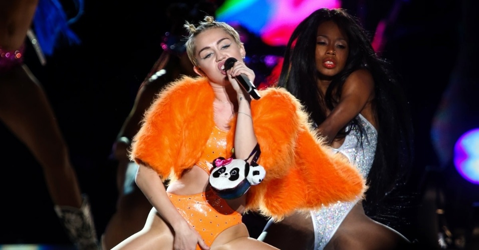 26.set.2014 - Miley Cyrus toca seu órgão genital durante primeira apresentação no Brasil, no Anhembi