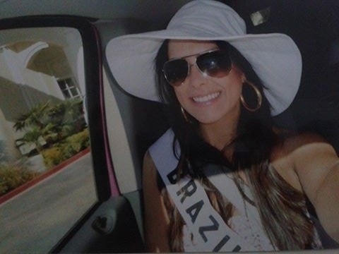 Débora Lyra completa 25 anos confinada em "A Fazenda 7". A modelo capixaba ganhou o concurso de Miss Brasil 2010 representando o Estado de Minas Gerais