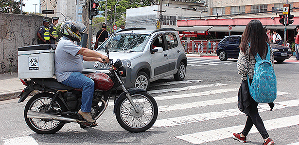 Estar atento ajuda a evitar atropelamentos que podem ferir pedestres e motociclistas - Arthur Caldeira/Infomoto
