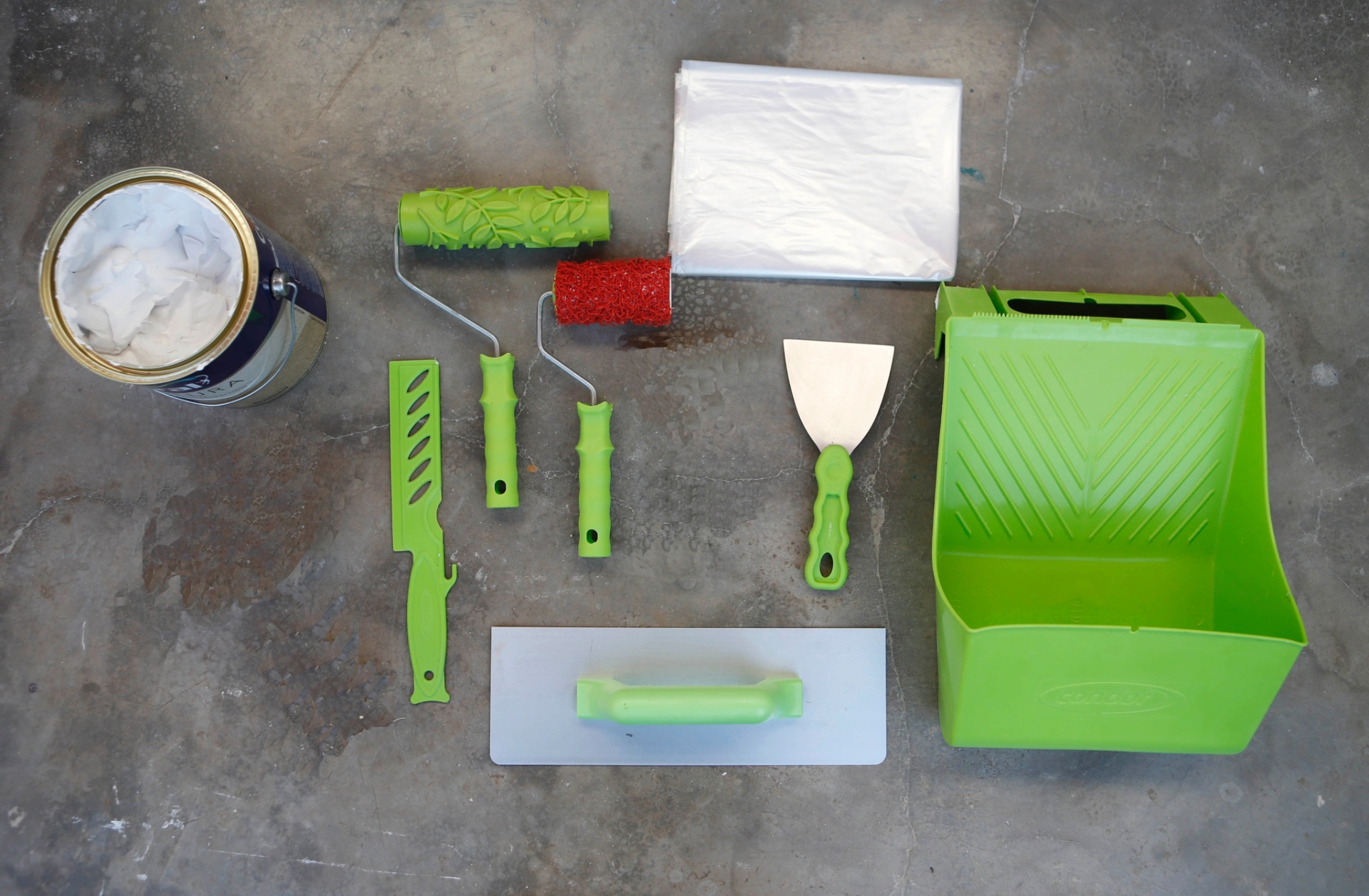 Materiais: massa para textura / misturador de tinta (se necessário) / rolo carimbo de borracha / rolo cabelinho de anjo / rolo de espuma (se necessário) / plástico ou jornais para proteger o piso / espátula / caçamba / desempenadeira - Junior Lago/ UOL