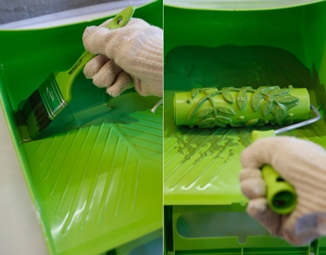 Na sequência, use a trincha para adicionar uma pequena quantidade do gel envelhecedor na caçamba, evitando assim que, ao insetir o rolo carimbo, a ferramenta fique encharcada - Junior Lago/ UOL