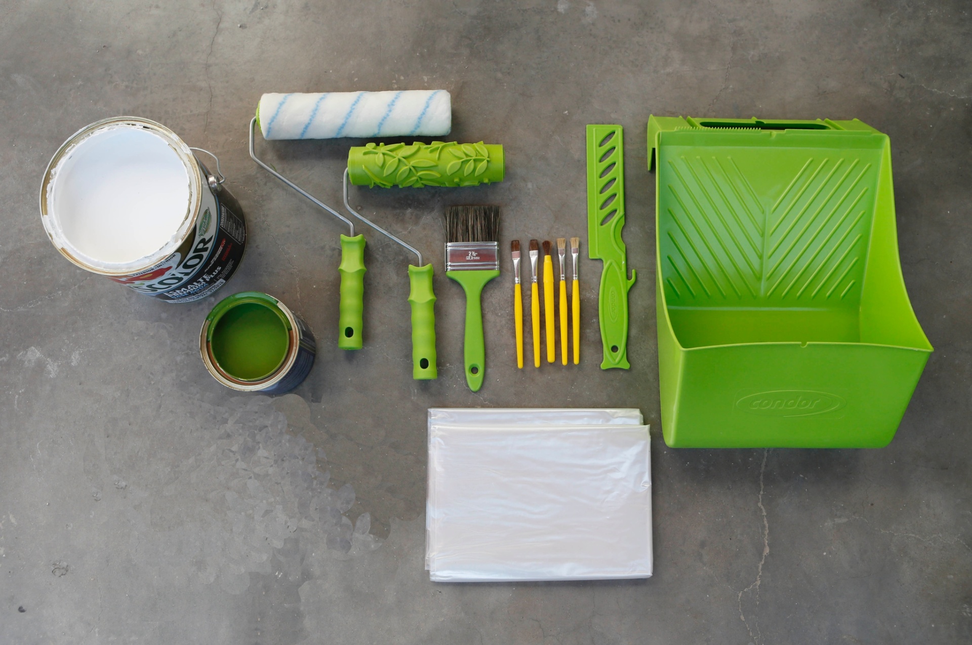 Materiais: tinta látex acetinada / rolo de lã / rolo carimbo de borracha / trincha / pincéis / misturador de tinta / caçamba / gel envelhecedor na cor desejada / plástico ou jornais para proteger o piso - Junior Lago/ UOL