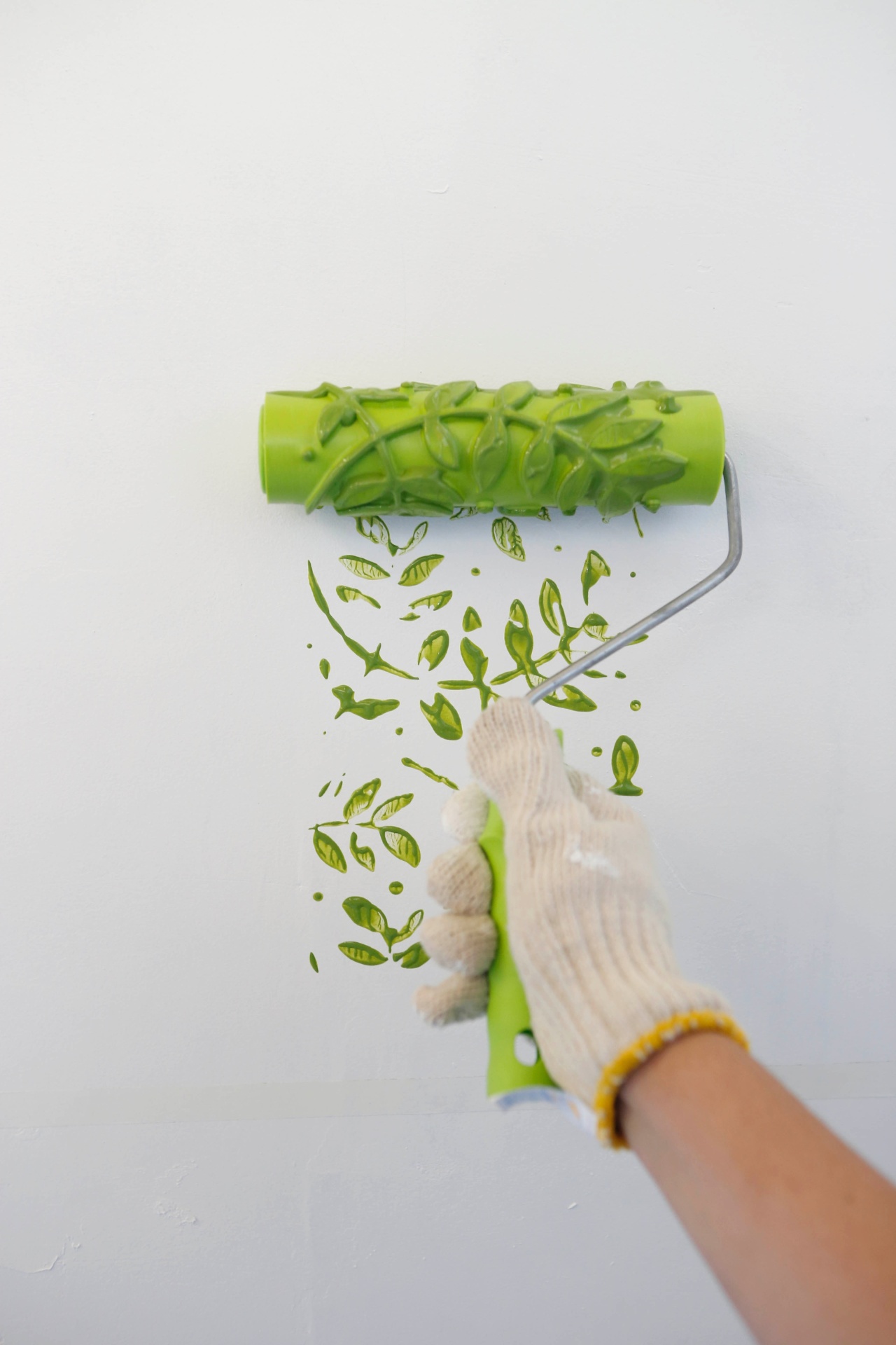 Uma pintura especial na parede transforma qualquer espaço. Para dar um retrô à decoração, você pode usar o rolo carimbo de borracha, que possibilita a criação de diversos efeitos. Karina Asbahr, Técnica de Aplicação da Condor, e Hélio Marcos Ferreira de Abreu, Professor de Pintura do Departamento de Construção Civil, do Senai Hermenegildo Campos de Almeida, ensinam a pintar e a fazer textura com o rolo de carimbo. Veja os passos! - Junior Lago/ UOL