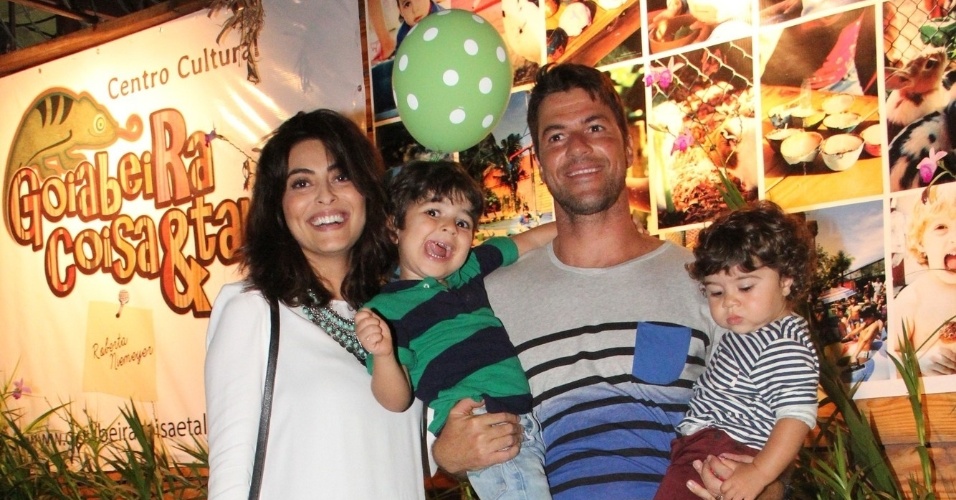 27.set.2014 - Juliana Paes com o marido e os filho
