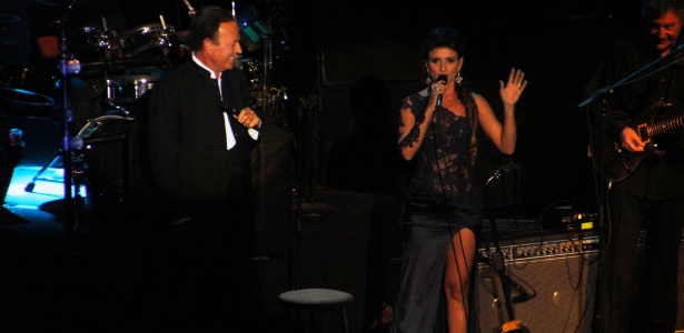 Paula Fernandes em participação especial no show de Julio Iglesias no Rio - Divulgação