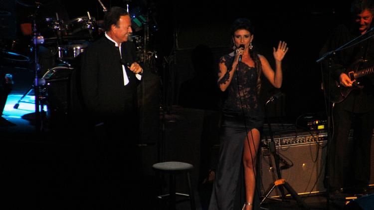 Paula Fernandes em participação especial no show de Julio Iglesias no Rio - Divulgação - Divulgação