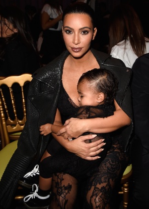 Kim Kardashian com a filha North West em setembro de 2014 - Getty Images