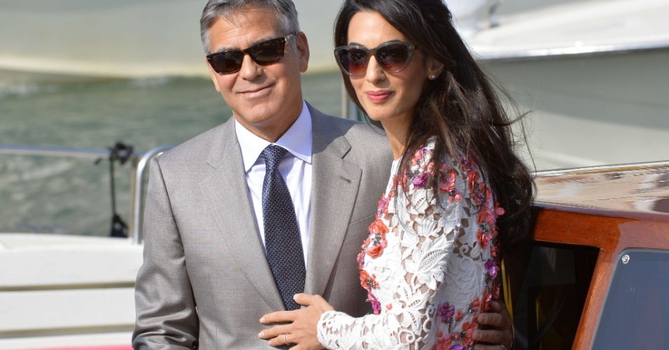 28.set.2014 - Casados, George Clooney e sua mulher, Amal Alamuddin, navegam de táxi aquático no Grande Canal de Veneza, neste domingo (28), após deixar o hotel Aman, onde se casaram em cerimônia privada neste sábado. "George Clooney e Amal Alamuddin se casaram hoje [27 de setembro] em uma cerimônia privada em Veneza, Itália", disse o porta-voz de Clooney, Stan Rosenfield. O anúncio foi uma surpresa, já que era esperado que o casal só oficializasse a união nesta segunda-feira.