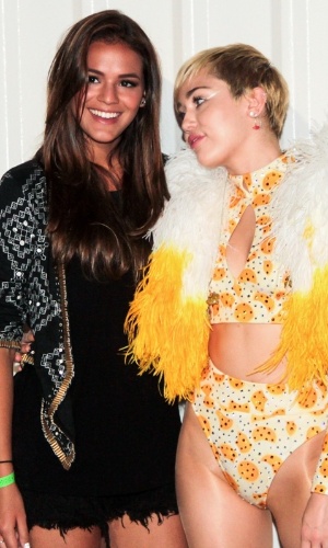 Bruna Marquezine tieta Miley Cyrus no Rio