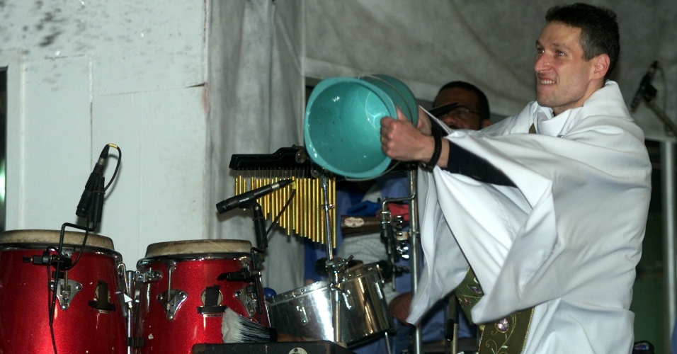 6.set.2003 - Padre Marcelo Rossi joga balde de água benta nos fiéis durante missa no antigo Santuário do Terço Bizantino, em São Paulo