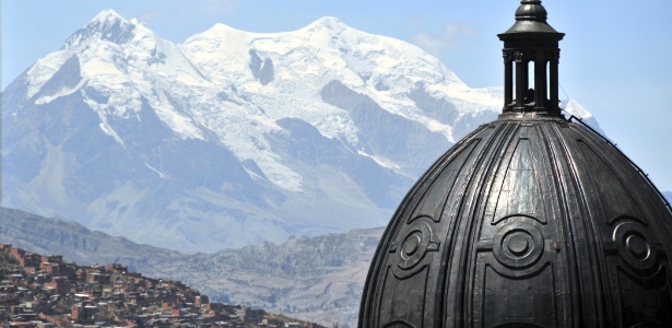 Montanha nevada Illimani e edifícios históricos compõem a paisagem de La Paz - Getty Images