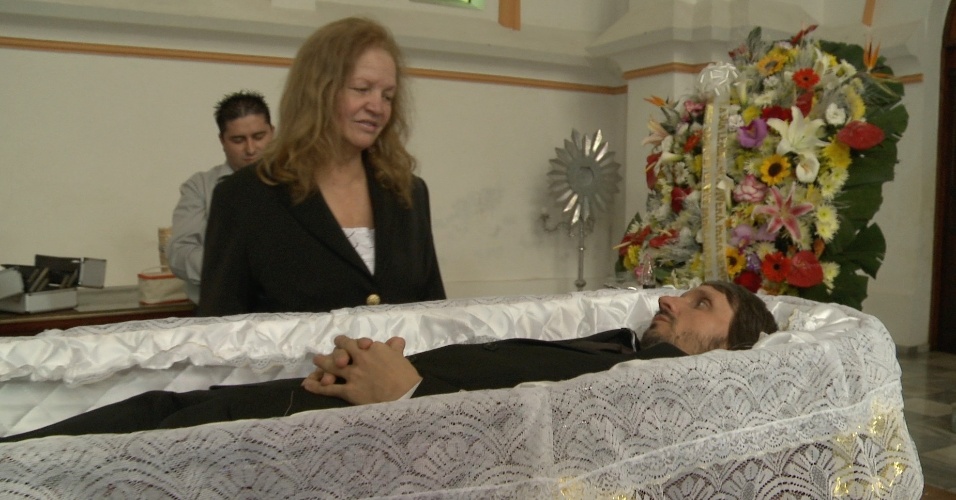Na segunda temporada de "O Infiltrado", Fred Melo Paiva organiza seu próprio funeral e aparece em caixão