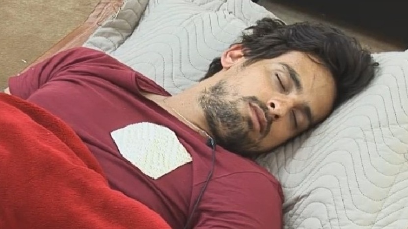 30.set.2014 - Léo Rodriguez dorme no quarto compartilhado de "A Fazenda 7"