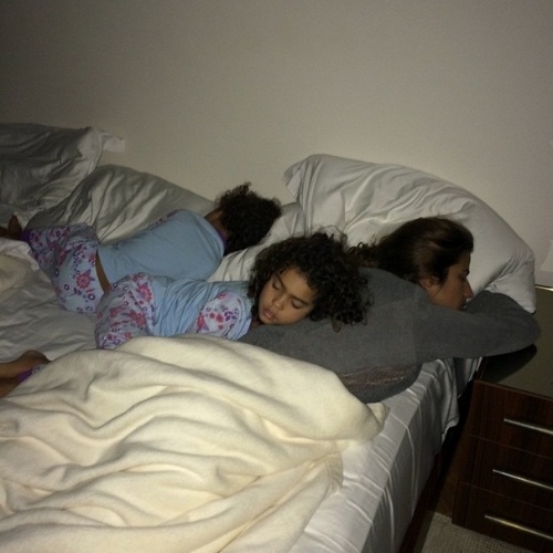 Ronaldo publica foto das filhas Maria Alice e Maria Sophia e de Paula Morais dormindo na mesma cama