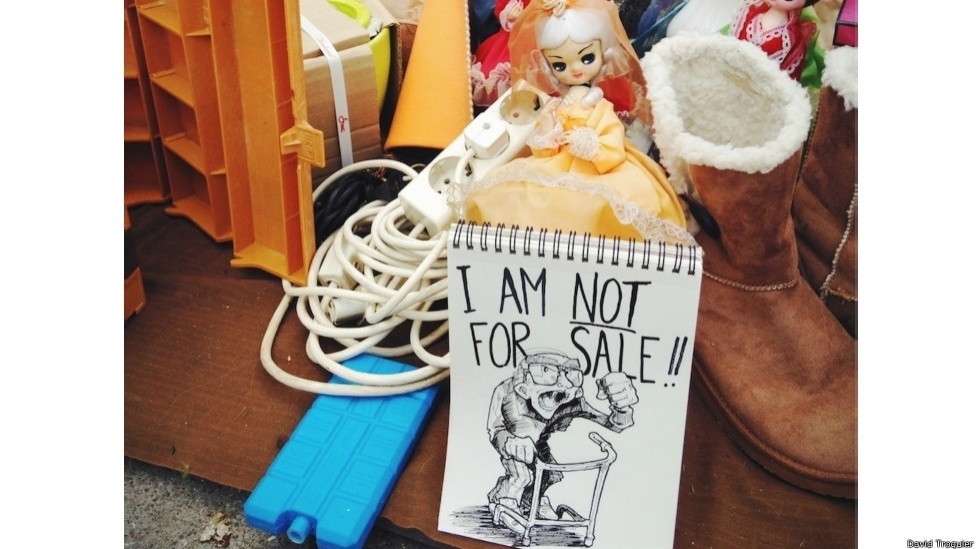 Um artista francês, David Troquier, faz sucesso na internet com fotos em que insere desenhos em lugares e cenas banais do cotidiano - David Troquier