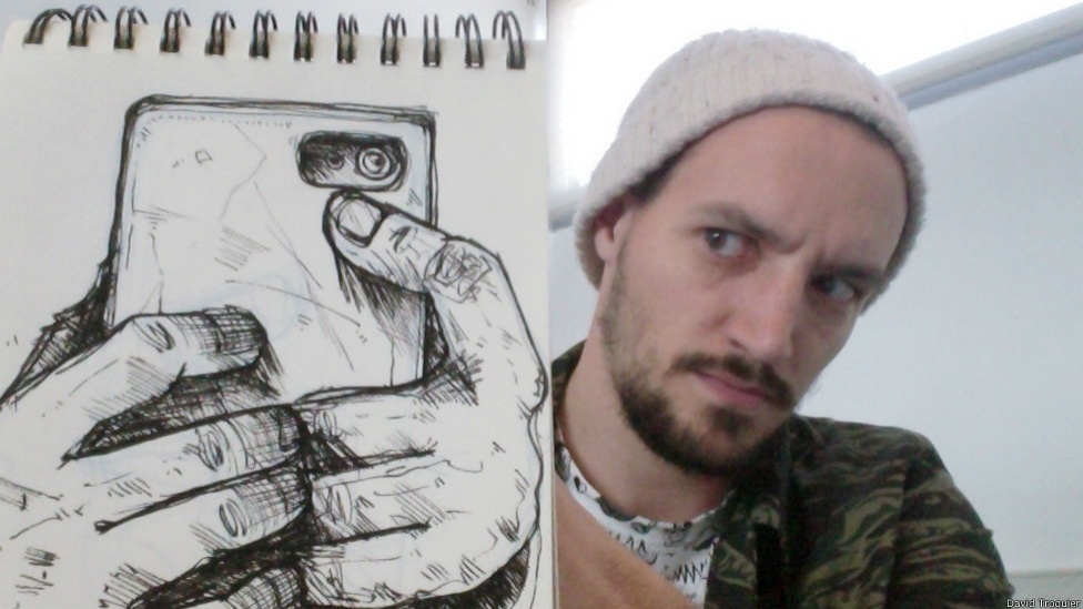 Um artista francês está fazendo sucesso na internet com fotos em que insere desenhos em lugares e cenas banais do cotidiano. Ao lado, David Troquier, também conhecido como ?Troqman?, faz um selfie 'ilustrado'. - David Troquier