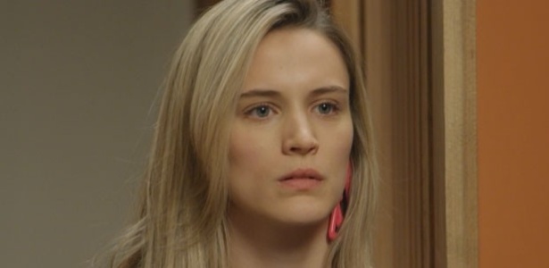 Vitória (Bianca Bin) fica desconfiada da ameaça direta que Carlota fez no seu quarto antes do jantar 