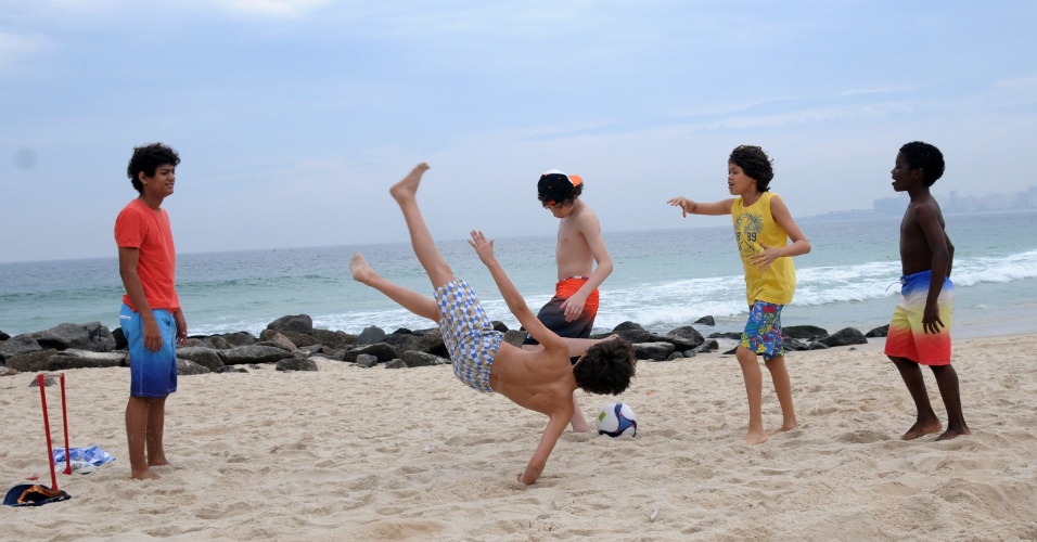 01.out.2014 - Cena da novela "Chiquititas" gravada na praia do Leme, no Rio