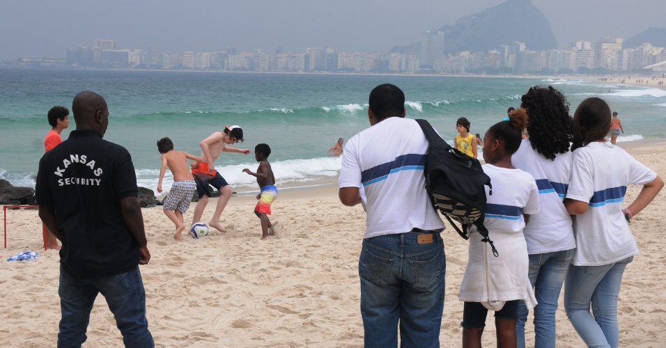 01.out.2014 - Cena da novela "Chiquititas" gravada na praia do Leme, no Rio