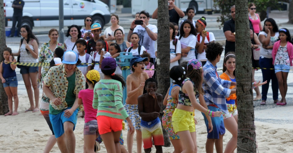 01.out.2014 - Fãs fotogram gravação da novela "Chiquititas" na praia do Leme, no Rio