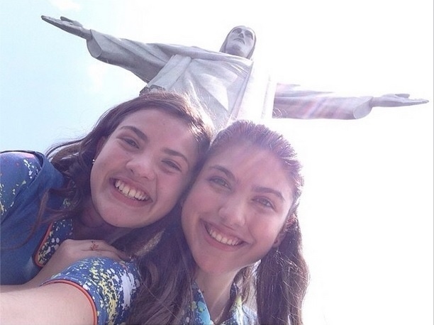 01.out.2014 - Giovanna Grigio e Livia Inhudes, de "Chiquititas" posa no Cristo Redentor
