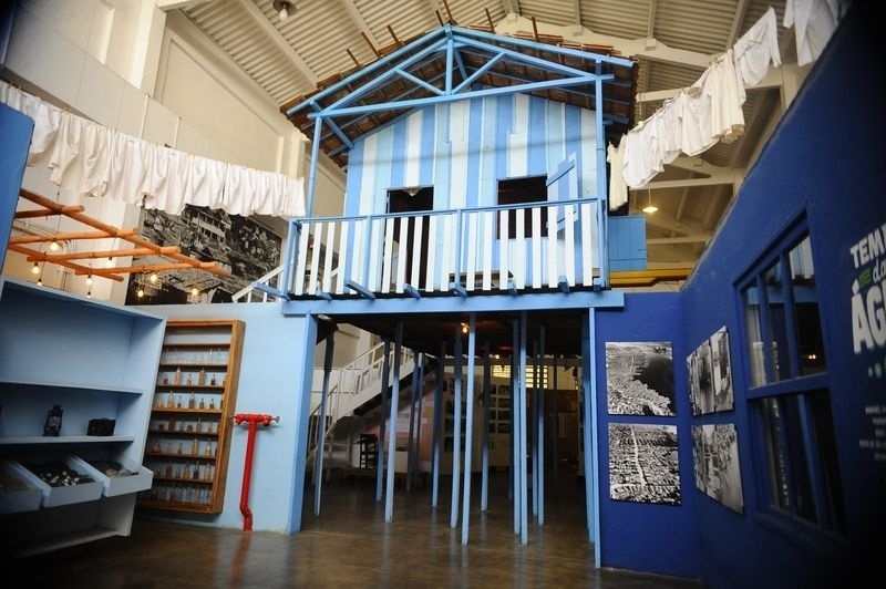 01.out.2014 - Interior do Museu da Maré, no complexo da Maré, zona norte do Rio de Janeiro; um dos galpões abriga réplica de casa de palafita - Tânia Rêgo/Agência Brasil