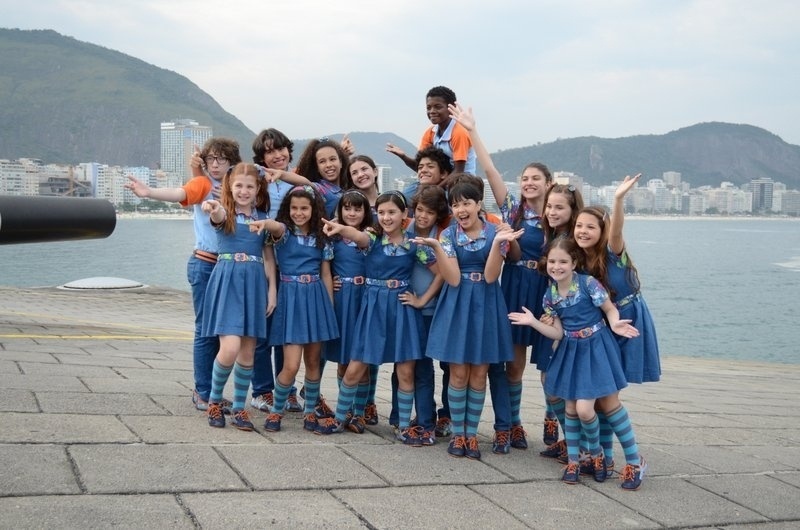 01.out.2014 - O elenco de "Chiquititas" durante gravação no Forte de Copacabana, no Rio