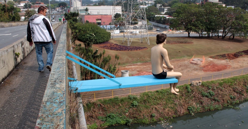 19.set.2014 - Instalação do artista plástico Eduardo Srur às margens do Rio Pinheiros, em São Paulo