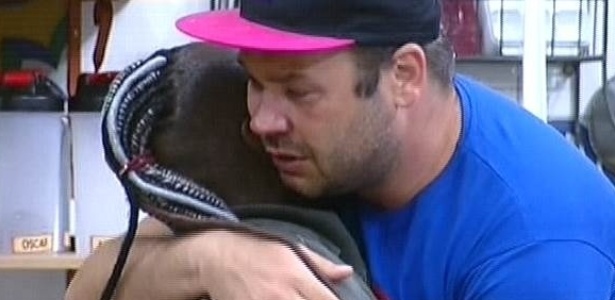 1.out.2014 - Felipeh Campos abraça Pepê depois de se desculpar por insultá-la ao vivo em "A Fazenda 7"