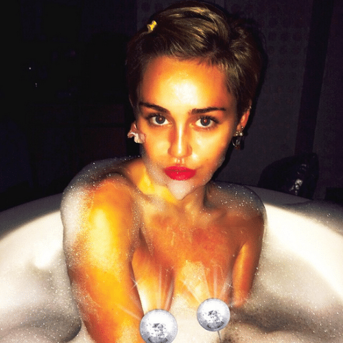 1.out.2014 - Ousada, Miley Cyrus postou uma foto em seu Instagram na qual aparece nua, em uma banheira de espuma, na madrugada desta quarta-feira