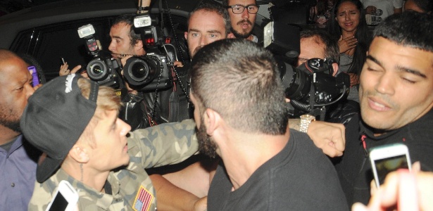 Justin Bieber dá soco em paparazzo ao tentar entrar no hotel em que está hospedado em Paris