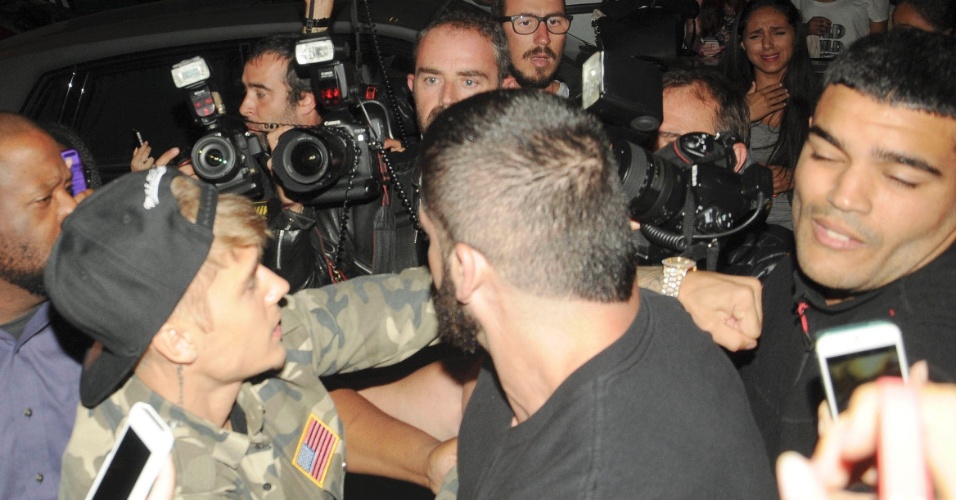 30.set.2014 - Justin Bieber dá soco em paparazzo ao tentar entrar no hotel em que está hospedado em Paris