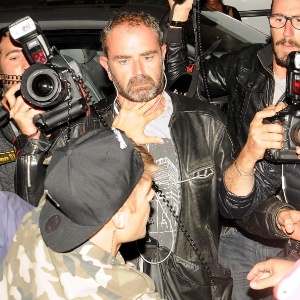 Justin Bieber empurra fotógrafo ao chegar ao hotel de Paris em que está hospedado