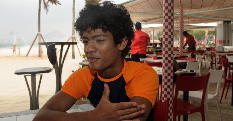 Gabriel Santana, o Mosca de "Chiquititas", durante gravação na praia do Leme