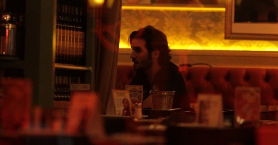 2.out.2014 - Escondidos, Manu Gavassi e Fiuk jantam juntos em um restaurante na porta de um restaurante na zona sul de São Paulo, na madrugada desta quinta-feira