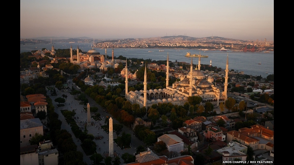 A linha do horizonte de Istambul como um navio cargueiro navegando em direção ao Mar de Mármara - Amos Chapple/Rex Features