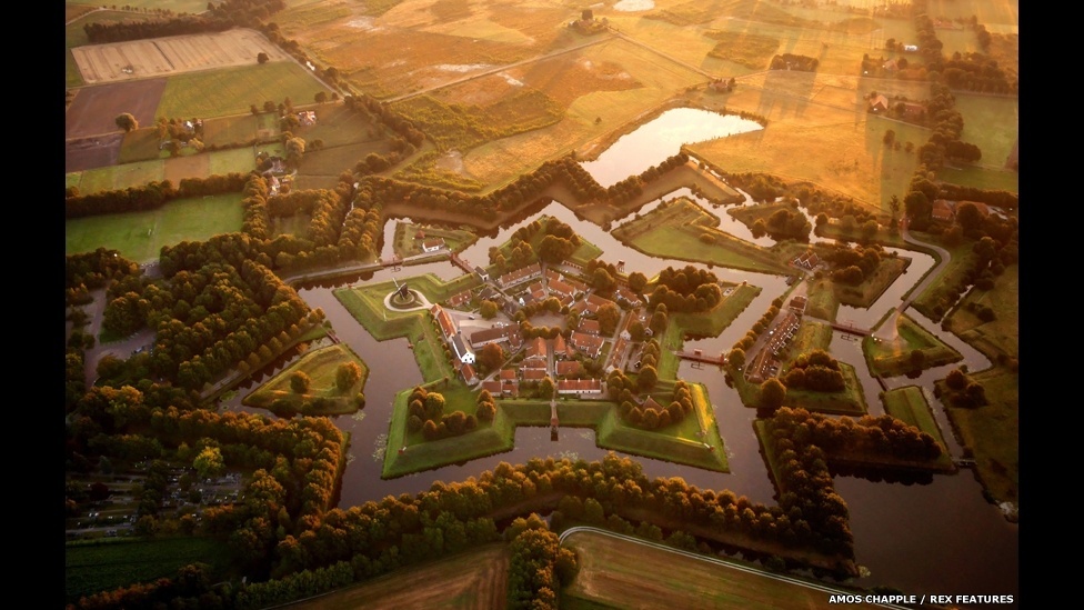 Aqui, o Fort Bourtange, construído em forma de  estrela na cidade de Groningen, na Holanda - Amos Chapple/Rex Features