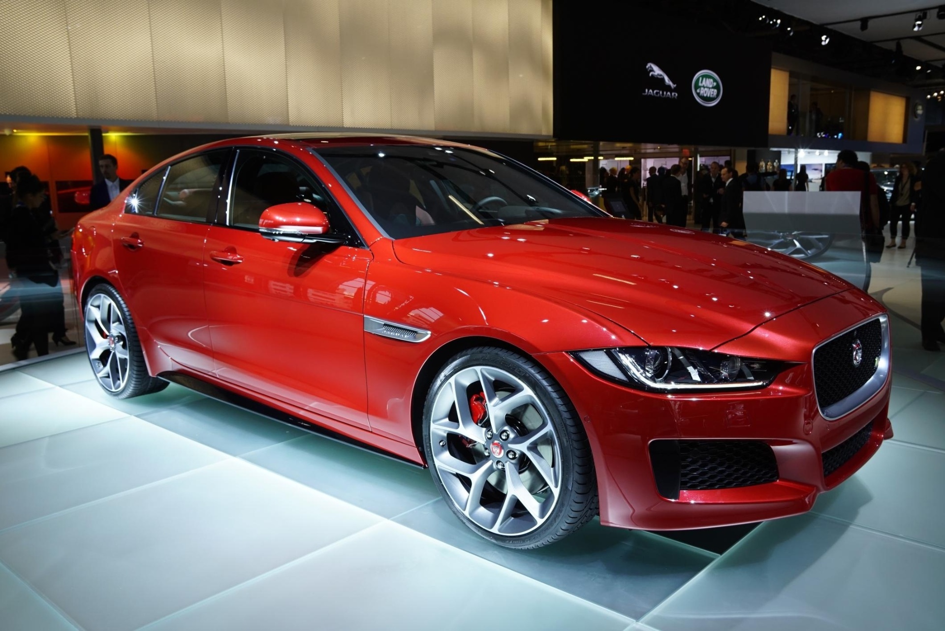 Jaguar XE debuta em Paris - Newspress