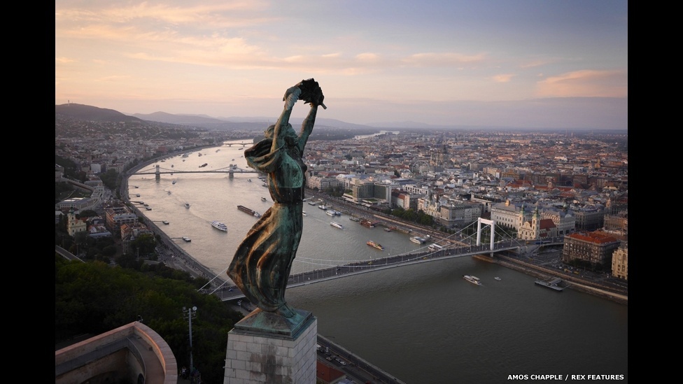 No coração da Europa, Budapeste, na Hungria, é conhecida por sua arquitetura de conto de fadas e por sua personalidade e beleza. Aqui, a Estátua da Liberdade é retratada em primeiro plano. - Amos Chapple/Rex Features