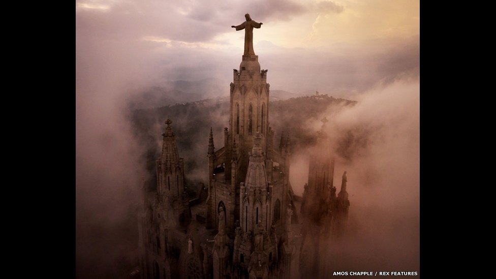 Nuvens circundam os pilares da Igreja do Sagrado Coração, no alto de uma colina, também em Barcelona - Amos Chapple/Rex Features