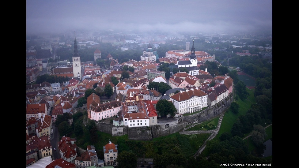 O Castelo Toompea é a sede do Parlamento da Estônia. É um pequeno edifício, feito com pedra e torres, localizado no centro de histórico de Tallinn, que está na lista de Patrimônios Mundiais da Unesco - Amos Chapple/Rex Features