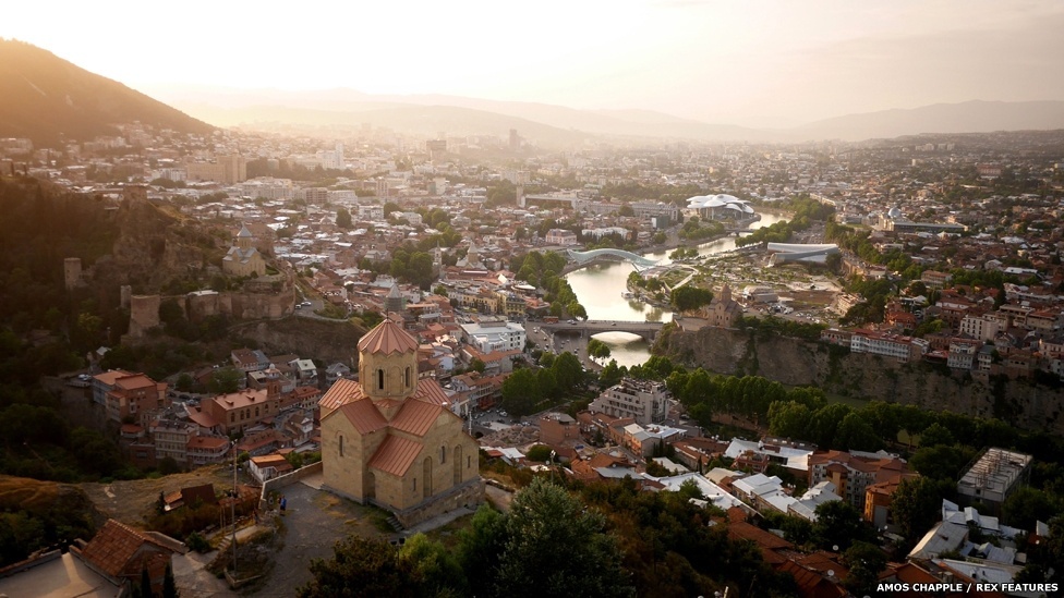 O Rio Mtkvari atravessa a capital da Geórgia, Tbilisi - Amos Chapple/Rex Features