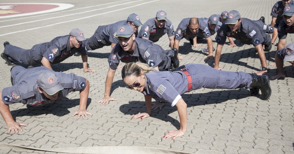 Sabrina Sato passa por treinamento no Corpo de Bombeiros, em São Paulo