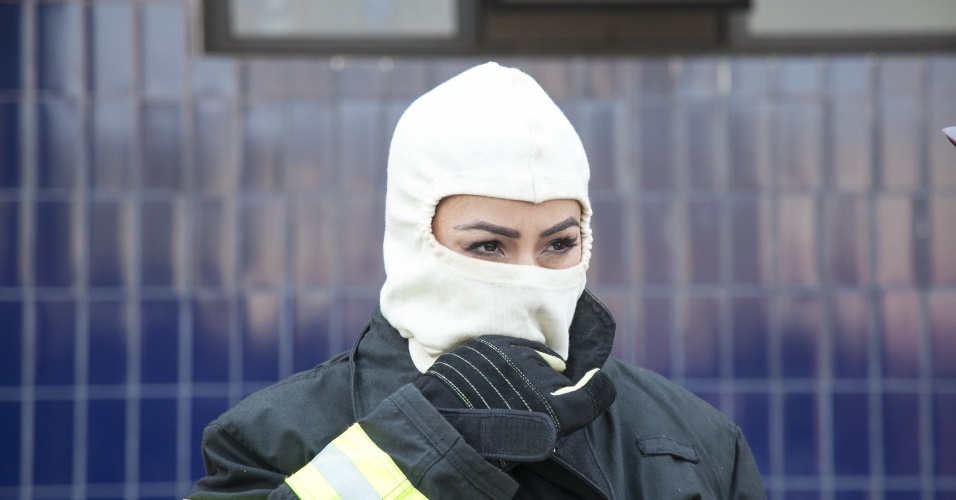 Sabrina Sato passa por treinamento no Corpo de Bombeiros, em São Paulo